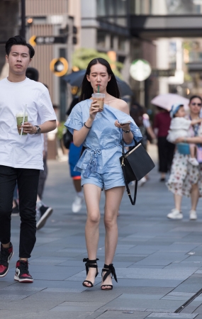 逛街的美女