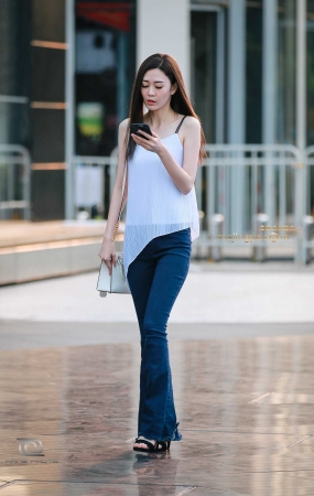 亭亭玉立的气质美女