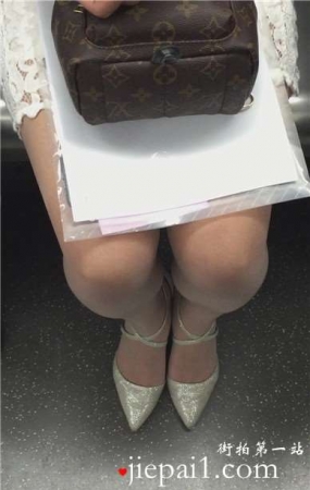 地铁上偶遇清纯文静甜美小仙女，一双大眼睛颜值爆表。