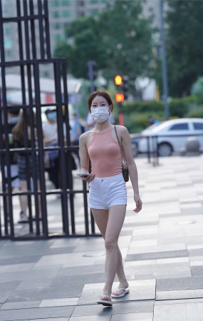 白色热裤粉衣小姐姐