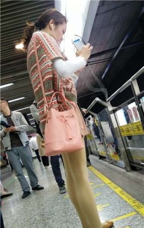 4k超清，站台上等地铁的文艺小清新妹子