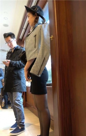 4K 极品性感街拍黑丝美腿短裙美女 [1.37 GB]