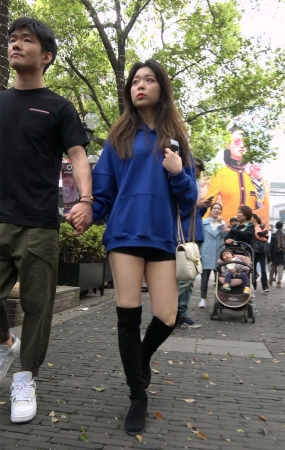 蓝色卫衣长靴美腿姑娘