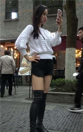 4K 街拍美腿性感姐妹拍照 [1.15 GB]