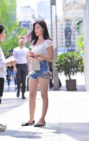 街拍长腿热裤妹子