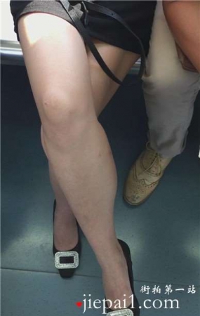 地铁上偶遇带着墨镜的美腿性感女孩。