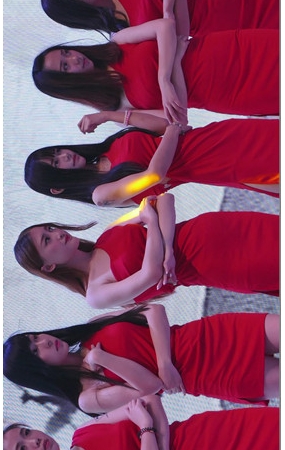 ChinaJoy现场一群红裙美女