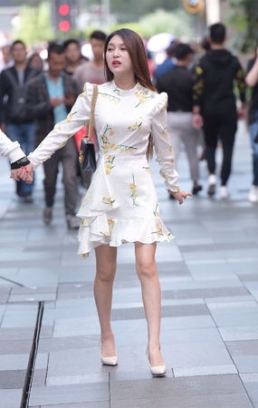 白色连衣裙