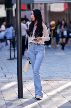 高挑浅色牛仔裤美女