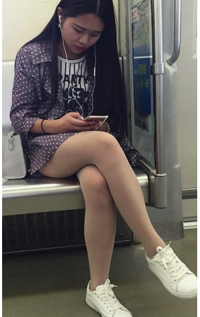 一直低头玩手机的美眉