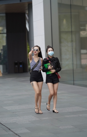 戴墨镜的女孩