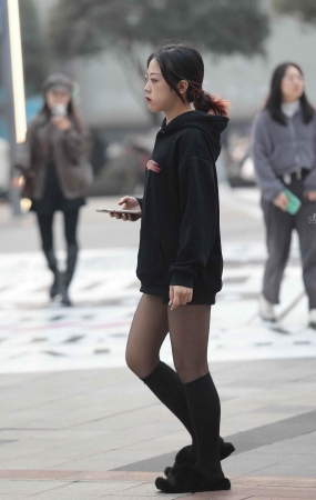 街拍黑丝妹子