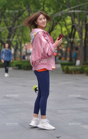 穿蓝色健美裤的姑娘身材性感迷人