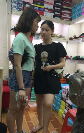 鞋店买鞋的蓝色紧绷牛仔短裤极品短发妹子