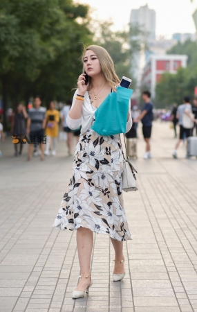 高挑的开衩裙纹身女郎-16P