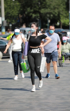 黑色丰腴紧身裤美女