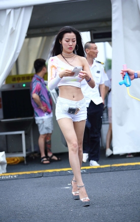 Mark街拍作品 – 白热裤长腿美女