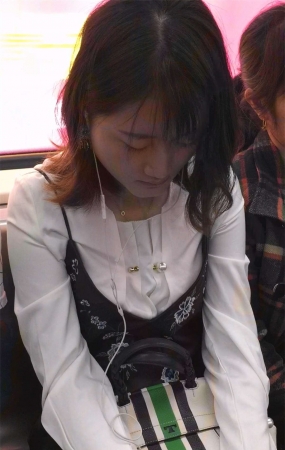 地铁上的黑丝袜美女睡着了