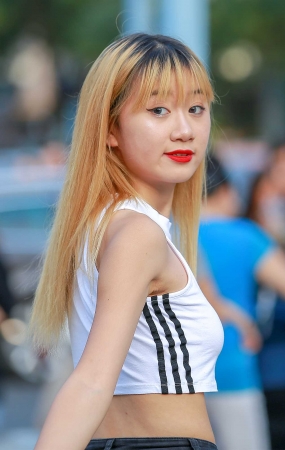 热裤美眉