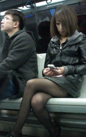 黑丝美女在地铁上玩手机