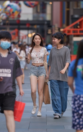 性感热裤大白腿
