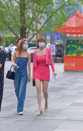 街拍粉色抹胸裙