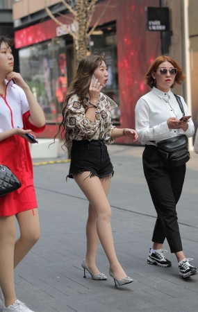 黑色热裤肉丝美腿高跟