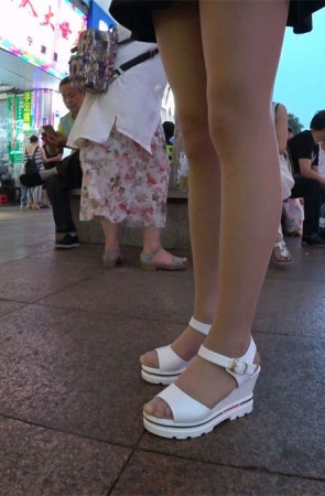 街拍白色高跟肉色丝袜黑色超短裙性感美腿美眉