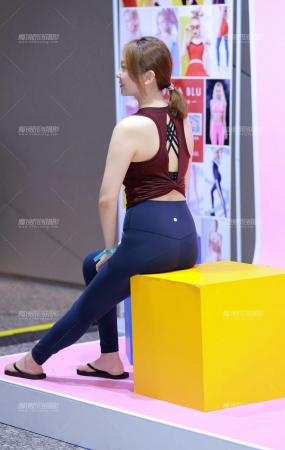 笑的很甜美