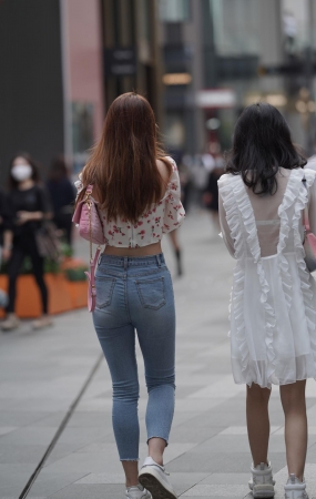 可爱的大长腿美女