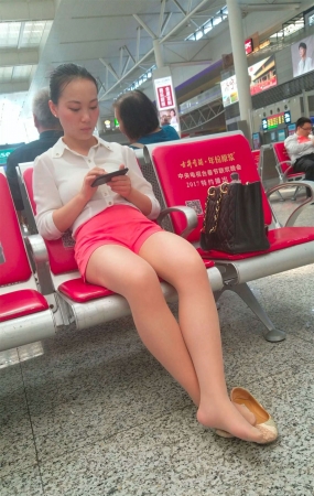 高铁站可以脱鞋晾丝袜脚吗