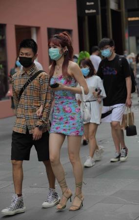 街拍吊带花裙子性感美眉