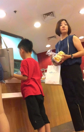 黄T恤衫高腰牛仔热裤肉臀美女