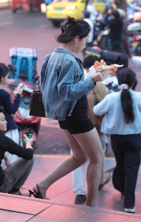 丝袜高跟街拍少妇