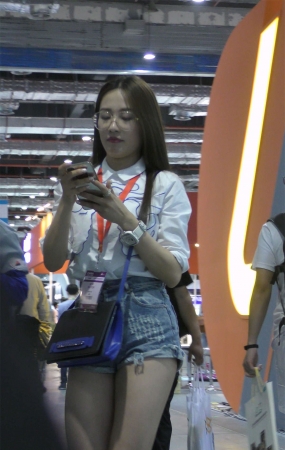 白衬衫高腰热裤美腿