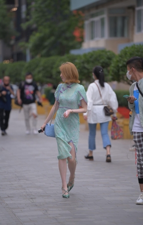 美女笑的很甜