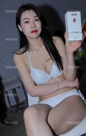 白色泳装 1