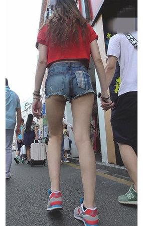 红衣热裤月牙美眉