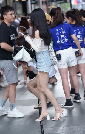 玩手机的美女