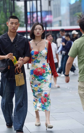 花花吊带裙美眉