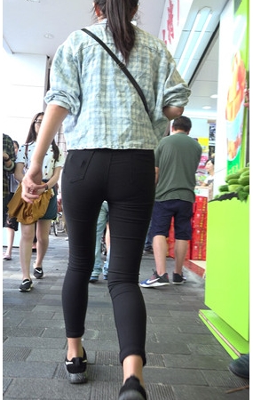 黑色紧身裤妹子