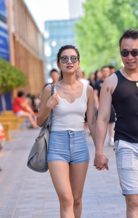 牛仔热裤墨镜妹子