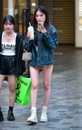 苗条牛仔热裤美女