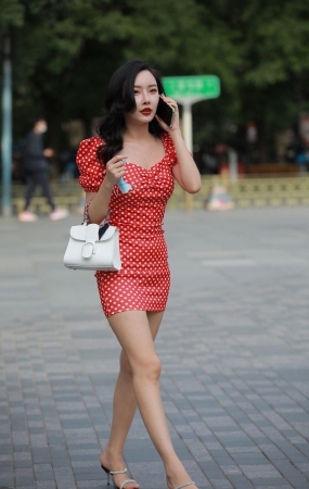 漂亮的红裙美女