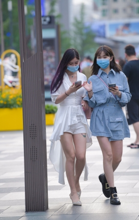 两个漂亮的气质美女