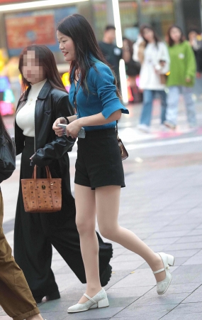 肉丝街拍少妇