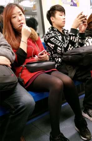 地铁拍摄黑色丝袜性感美腿红发少妇