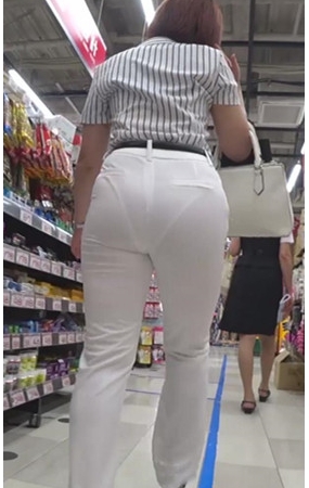 白色紧身裤美眉