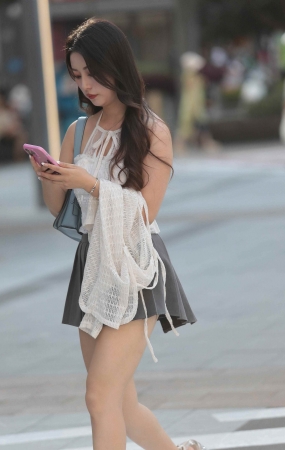 短裙街拍少妇