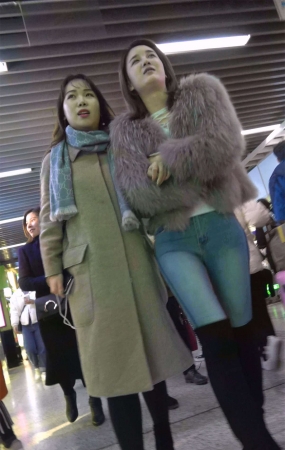 牛仔紧身美女